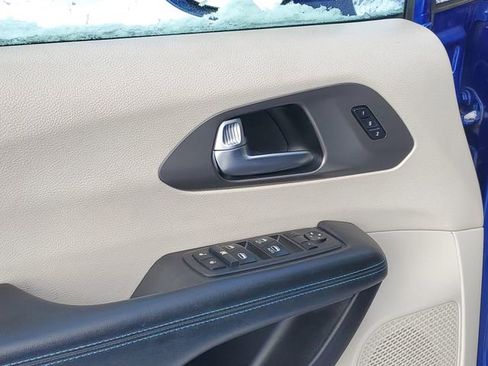 Used 2021 Chrysler Pacifica Touring-L image 22