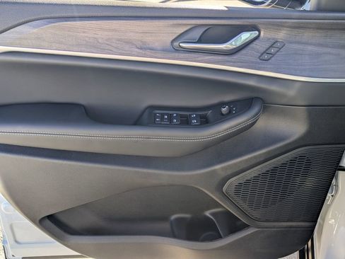 New 2025 Jeep Grand Cherokee L Limited RWD image 31