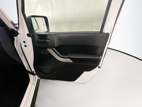 Used 2016 Jeep Wrangler Rubicon w/ Power Convenience Group image 28