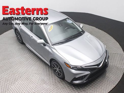 Used 2024 Toyota Camry SE FWD image 3