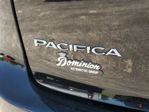 Used 2024 Chrysler Pacifica Touring-L FWD image 6