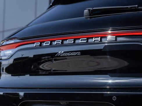 Certified 2021 Porsche Macan image 15