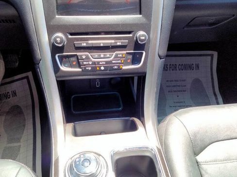 Used 2017 Ford Fusion SE w/ Fusion SE Technology Package image 16