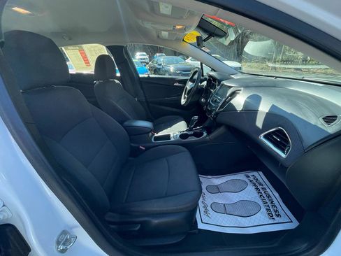 Used 2018 Chevrolet Cruze LT FWD image 29