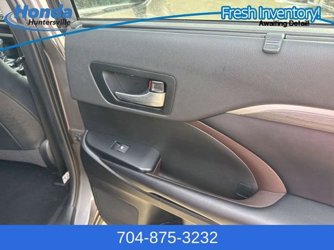 Used 2019 Toyota Highlander Limited image 14