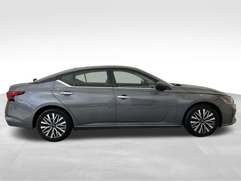 Used 2025 Nissan Altima 2.5 SV image 7