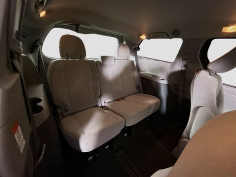 Used 2020 Toyota Sienna LE w/ LE Preferred Package AWD/4WD image 40