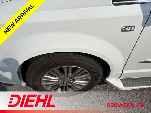Used 2014 Chrysler Town & Country Touring-L FWD image 2