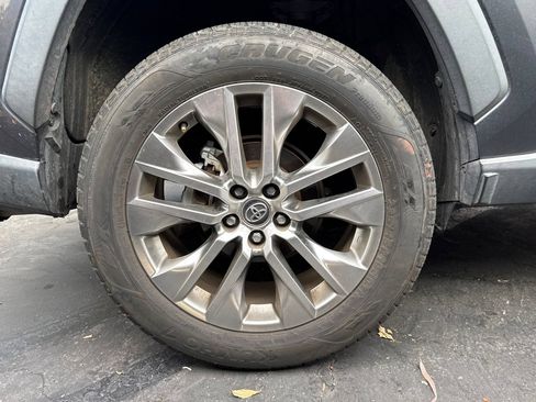 Used 2021 Toyota RAV4 XLE Premium FWD image 4