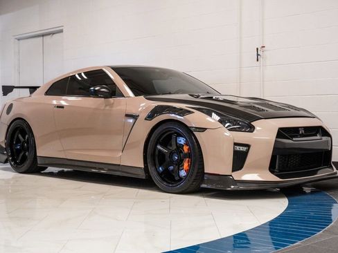 Used 2017 Nissan GT-R Premium AWD/4WD image 5