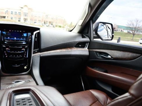 Used 2016 Cadillac Escalade Premium image 19