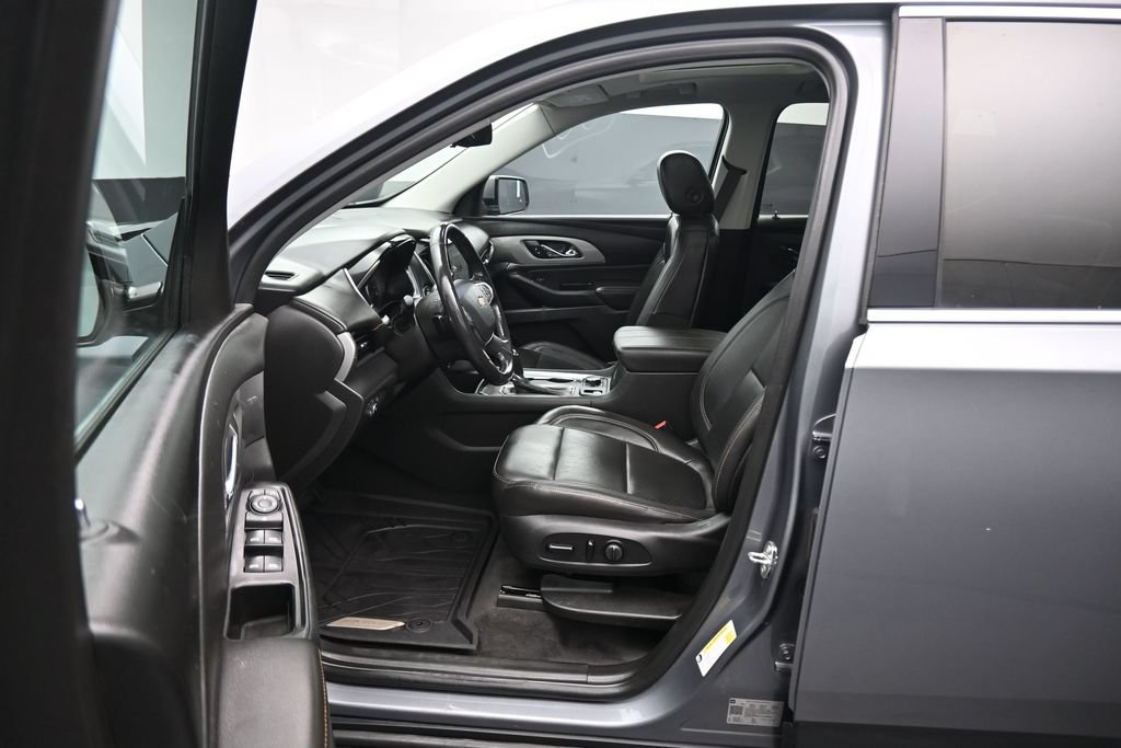 Used 2020 Chevrolet Traverse LT w/ LT Premium Package AWD/4WD image 13