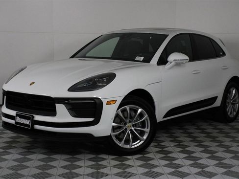 Used 2025 Porsche Macan image 1