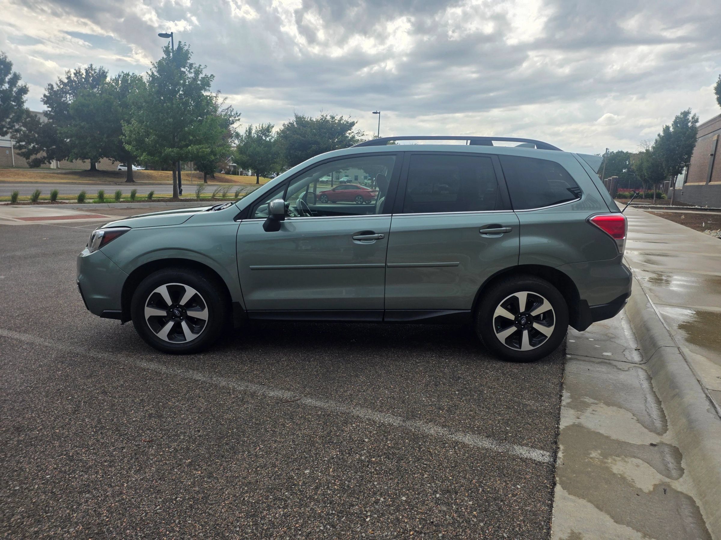 Used 2017 Subaru Forester 2.5i Limited AWD/4WD image 4