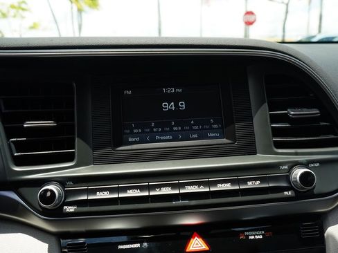 Used 2020 Hyundai Elantra SE FWD image 25