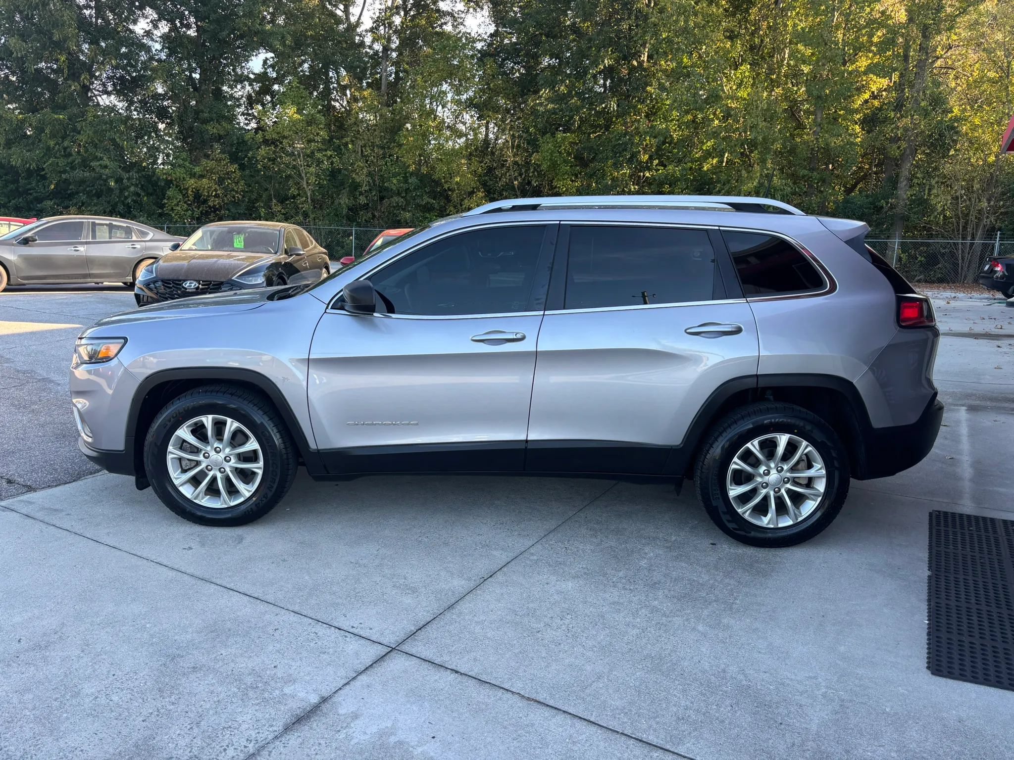 Used 2019 Jeep Cherokee Latitude w/ Popular Appearance Group FWD image 8