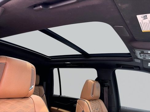 Used 2022 Cadillac Escalade ESV Sport RWD image 17