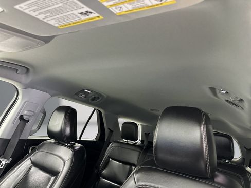 Used 2021 Ford Explorer XLT w/ Equipment Group 202A AWD/4WD image 17