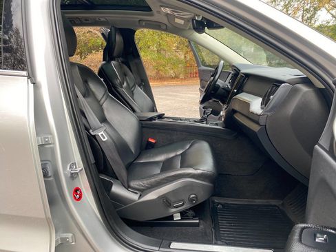 Used 2018 Volvo XC60 T5 Momentum w/ Vision Package image 57