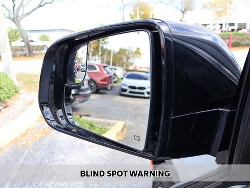 Used 2025 Jeep Wagoneer L Series II w/ 8-pass Seating Package image 6