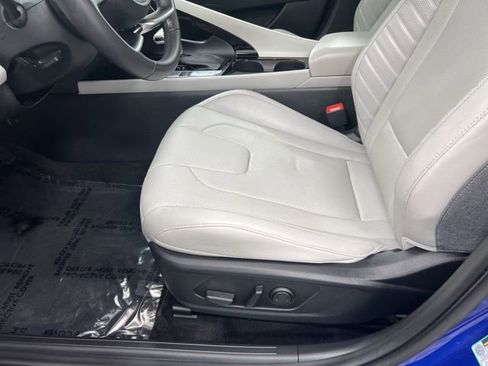 Used 2023 Hyundai Elantra Limited image 16