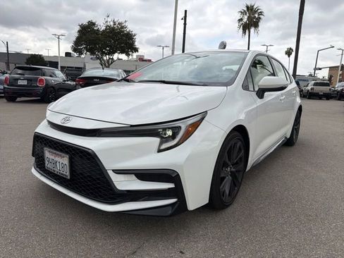 Used 2023 Toyota Corolla SE w/ SE Premium Package FWD image 3