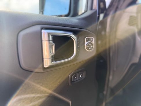 Certified 2025 Jeep Gladiator Sport AWD/4WD image 4