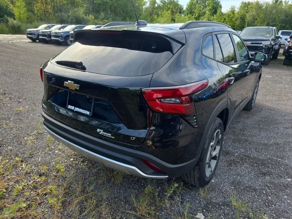 Used 2024 Chevrolet Trax LT w/ Sunroof Package FWD image 3