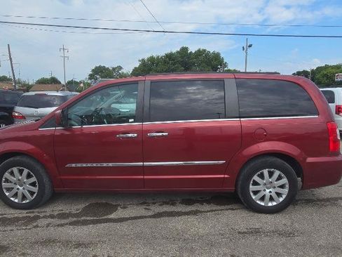 Used 2014 Chrysler Town & Country Touring w/ Driver Convenience Group FWD image 7