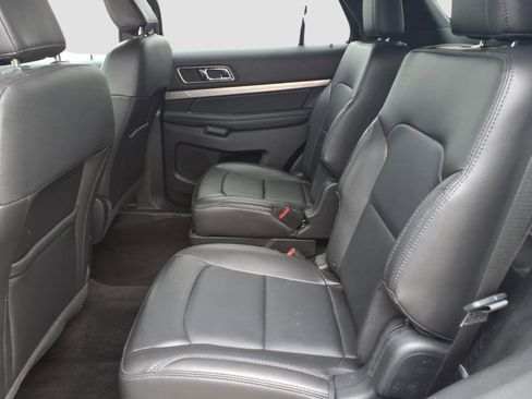 Used 2018 Ford Explorer XLT w/ Equipment Group 202A AWD/4WD image 13