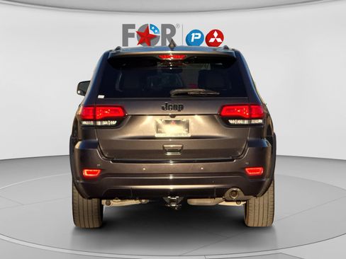 Used 2018 Jeep Grand Cherokee Altitude RWD image 4