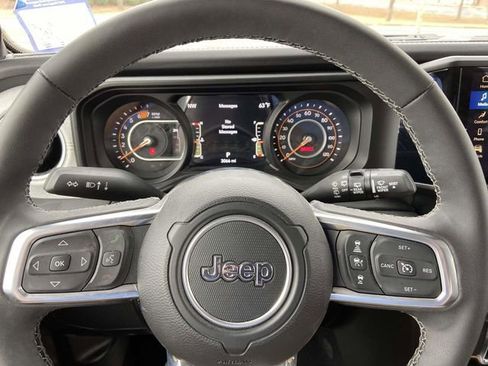 Used 2025 Jeep Wrangler Sahara image 24