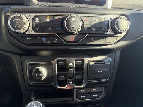 Used 2023 Jeep Wrangler Unlimited Sahara w/ Cold Weather Group image 27