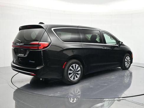 Used 2023 Chrysler Pacifica Touring-L FWD image 5
