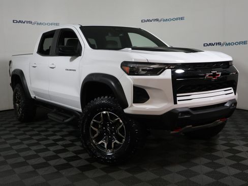 Used 2024 Chevrolet Colorado ZR2 w/ Safety Package AWD/4WD image 9