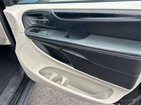 Used 2019 Dodge Grand Caravan SXT FWD image 25