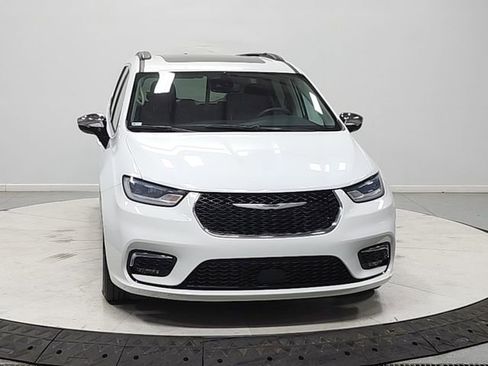 Used 2023 Chrysler Pacifica Limited FWD image 2