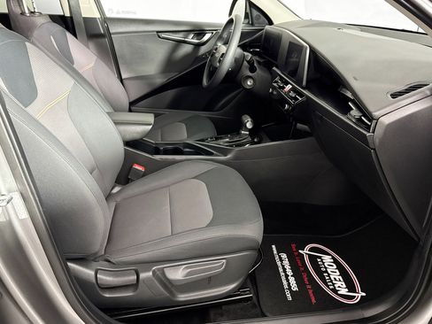 Used 2023 Kia Niro LX image 31