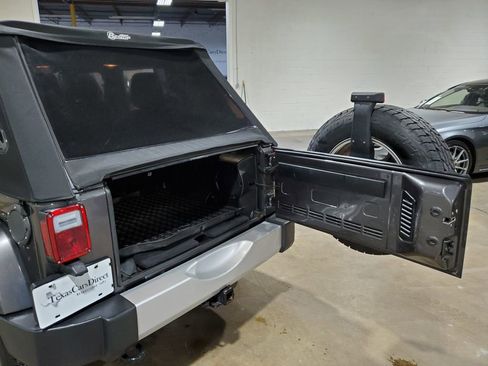 Used 2014 Jeep Wrangler Unlimited Sahara w/ Connectivity Group AWD/4WD image 44