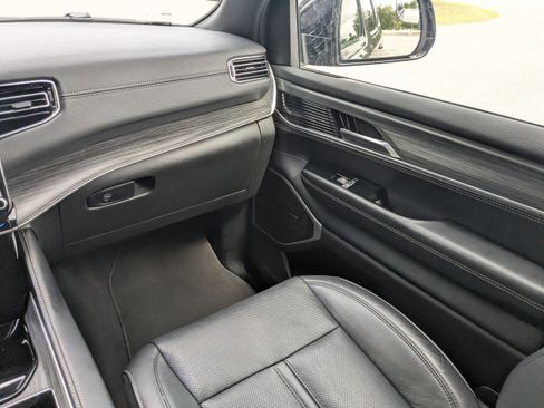 Certified 2024 Jeep Wagoneer L Series II w/ Flexible Seating Group image 15