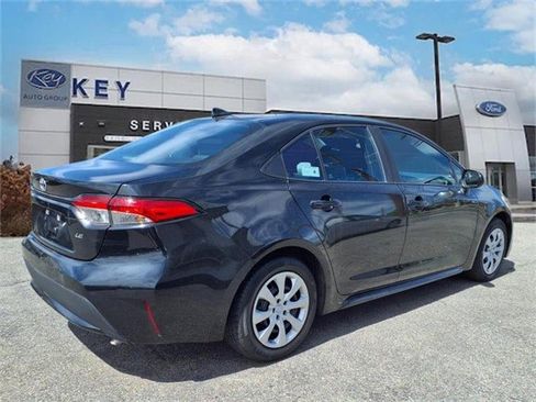 Used 2021 Toyota Corolla LE image 3