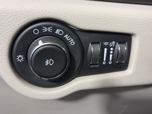 Used 2021 Chrysler Pacifica Touring-L image 31