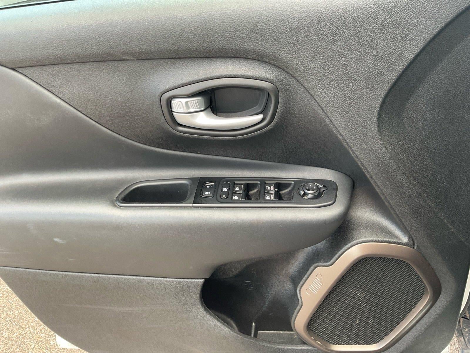 Used 2023 Jeep Renegade Latitude AWD/4WD image 17
