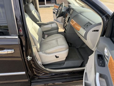 Used 2010 Chrysler Town & Country Limited image 13