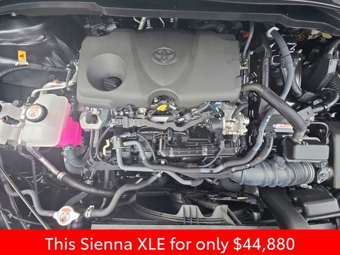 Used 2025 Toyota Sienna XLE image 39