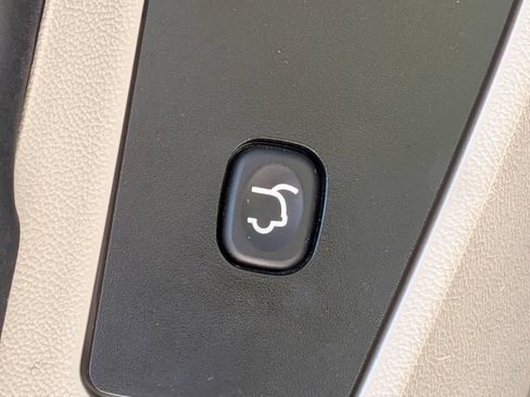 Used 2015 Chrysler Town & Country LX FWD image 26
