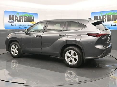 Used 2024 Toyota Highlander LE image 3