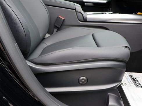 Used 2025 Mercedes-Benz GLA 250 4MATIC image 12