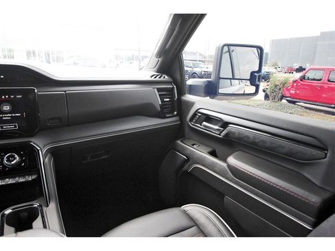 Used 2025 GMC Sierra 2500 AT4X image 8