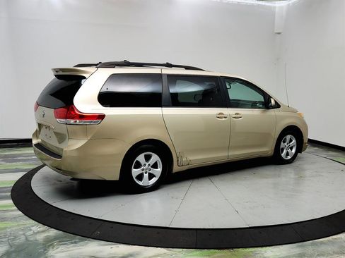 Used 2013 Toyota Sienna LE w/ Towing Pkg FWD image 5